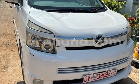 Ra Àlòkù Toyota Voxy funfun Ọkọ̀ in Abetifi ni Oorun