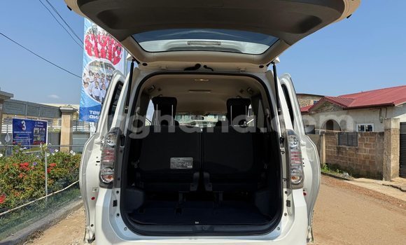 Sayi Na hannu Toyota Voxy White Mota in Abetifi a Gabas Sayi Na hannu Toyota Voxy White Mota in Abetifi a Gabas