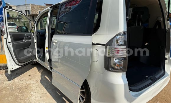 Sayi Na hannu Toyota Voxy White Mota in Abetifi a Gabas Sayi Na hannu Toyota Voxy White Mota in Abetifi a Gabas