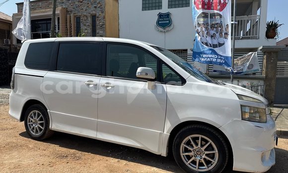 Sayi Na hannu Toyota Voxy White Mota in Abetifi a Gabas Sayi Na hannu Toyota Voxy White Mota in Abetifi a Gabas