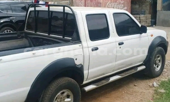 Sayi Na hannu Nissan Hardbody White Mota in Accra a Greater Accra