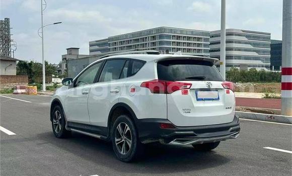 Sayi Na hannu Toyota RAV4 White Mota in Accra a Greater Accra Sayi Na hannu Toyota RAV4 White Mota in Accra a Greater Accra