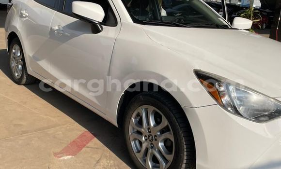 Sayi Na hannu Toyota Yaris White Mota in Accra a Greater Accra