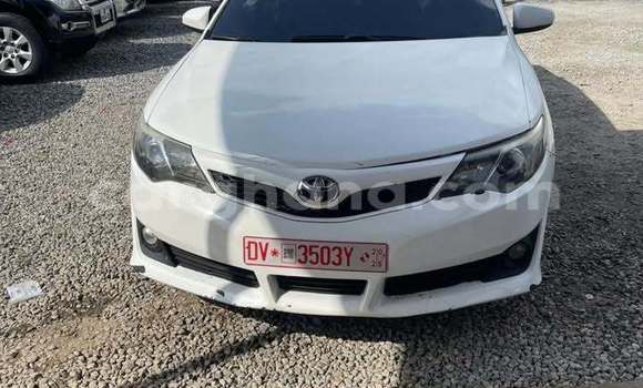 Sayi Na hannu Toyota Camry White Mota in Accra a Greater Accra