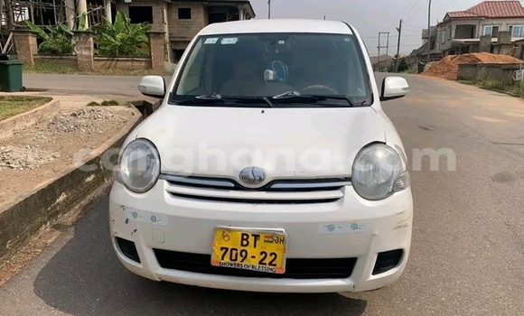 Ra Àlòkù Toyota Sienta funfun Ọkọ̀ in Accra ni Greater Accra Ra Àlòkù Toyota Sienta funfun Ọkọ̀ in Accra ni Greater Accra