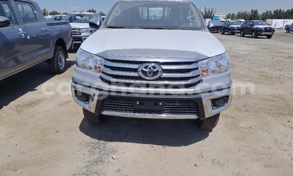 Ra Tuntun Toyota Hilux Silver Ọkọ̀ in Accra ni Greater Accra