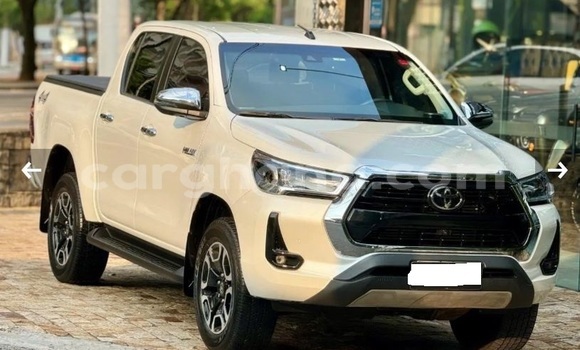 Ra Àlòkù Toyota Hilux funfun Ọkọ̀ in Accra ni Greater Accra