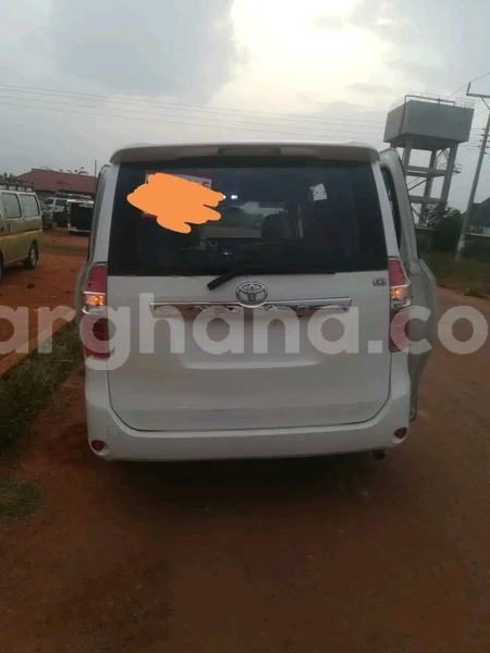 Big with watermark toyota voxy greater accra accra 60814