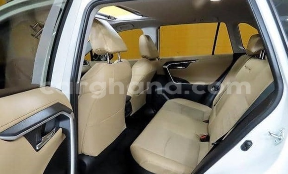 Buy Used Toyota RAV4 White Car in Accra in Greater Accra Buy Used Toyota RAV4 White Car in Accra in Greater Accra
