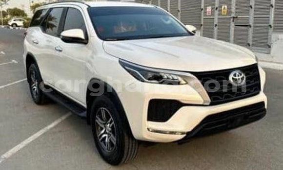 Sayi Na hannu Toyota Fortuner White Mota in Accra a Greater Accra