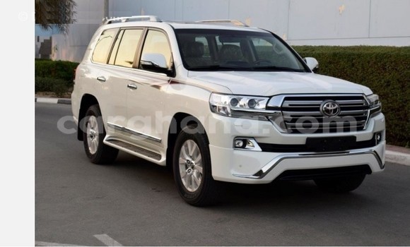 Ra Àlòkù Toyota Land Cruiser funfun Ọkọ̀ in Accra ni Greater Accra