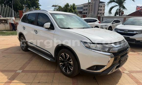 Ra Àlòkù Mitsubishi Outlander funfun Ọkọ̀ in Accra ni Greater Accra Ra Àlòkù Mitsubishi Outlander funfun Ọkọ̀ in Accra ni Greater Accra