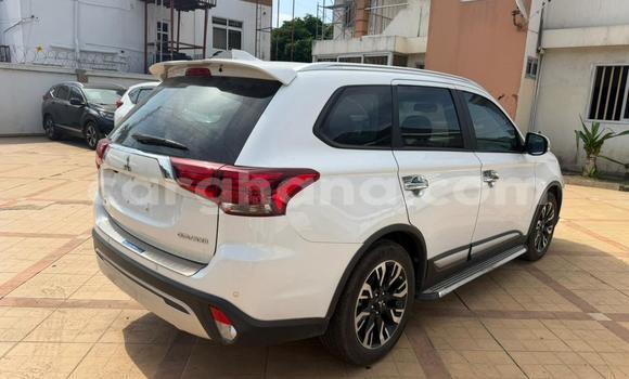 Ra Àlòkù Mitsubishi Outlander funfun Ọkọ̀ in Accra ni Greater Accra Ra Àlòkù Mitsubishi Outlander funfun Ọkọ̀ in Accra ni Greater Accra