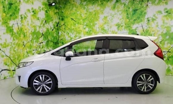 Buy Used Honda FIT White Car in Accra in Greater Accra Buy Used Honda FIT White Car in Accra in Greater Accra