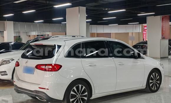 Buy Used Mercedes-Benz C180 coupe White Car in Accra in Greater Accra Buy Used Mercedes-Benz C180 coupe White Car in Accra in Greater Accra