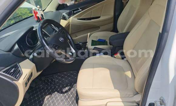 Ra Imported Changan Eado funfun Ọkọ̀ in Accra ni Greater Accra Ra Imported Changan Eado funfun Ọkọ̀ in Accra ni Greater Accra