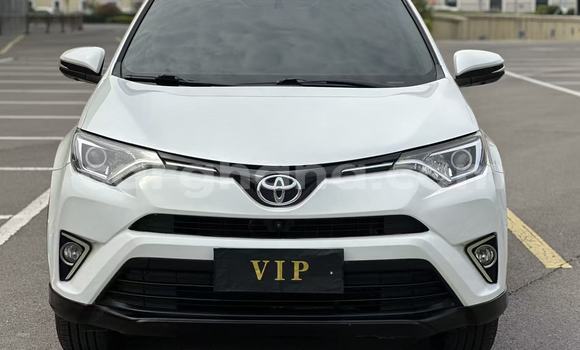 Sayi Na hannu Toyota RAV4 White Mota in Accra a Greater Accra