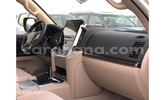 Sayi Imported Toyota Land Cruiser White Mota in Import - Dubai a Ashanti Sayi Imported Toyota Land Cruiser White Mota in Import - Dubai a Ashanti