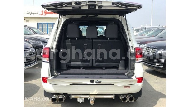 Big with watermark toyota land cruiser ashanti import dubai 11038