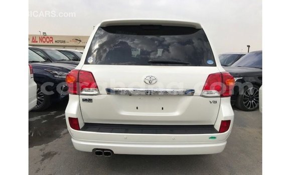 Sayi Imported Toyota Land Cruiser White Mota in Import - Dubai a Ashanti Sayi Imported Toyota Land Cruiser White Mota in Import - Dubai a Ashanti