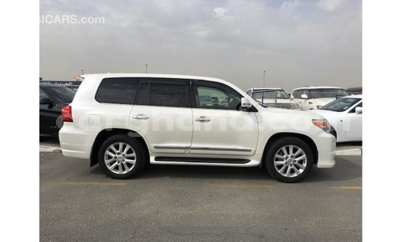 Sayi Imported Toyota Land Cruiser White Mota in Import - Dubai a Ashanti Sayi Imported Toyota Land Cruiser White Mota in Import - Dubai a Ashanti