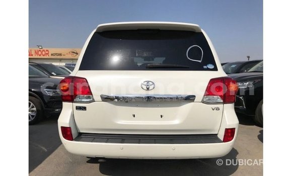 Sayi Imported Toyota Land Cruiser White Mota in Import - Dubai a Ashanti Sayi Imported Toyota Land Cruiser White Mota in Import - Dubai a Ashanti