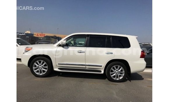 Sayi Imported Toyota Land Cruiser White Mota in Import - Dubai a Ashanti Sayi Imported Toyota Land Cruiser White Mota in Import - Dubai a Ashanti