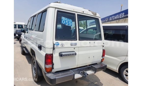 Ra Imported Toyota Land Cruiser funfun Ọkọ̀ in Import - Dubai ni Ashanti Ra Imported Toyota Land Cruiser funfun Ọkọ̀ in Import - Dubai ni Ashanti