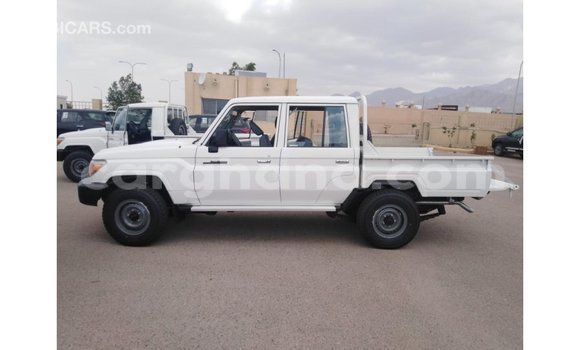 Sayi Imported Toyota Land Cruiser White Mota in Import - Dubai a Ashanti Sayi Imported Toyota Land Cruiser White Mota in Import - Dubai a Ashanti