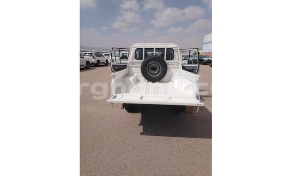 Sayi Imported Toyota Land Cruiser White Mota in Import - Dubai a Ashanti Sayi Imported Toyota Land Cruiser White Mota in Import - Dubai a Ashanti