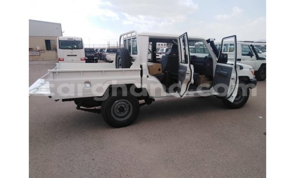 Sayi Imported Toyota Land Cruiser White Mota in Import - Dubai a Ashanti Sayi Imported Toyota Land Cruiser White Mota in Import - Dubai a Ashanti
