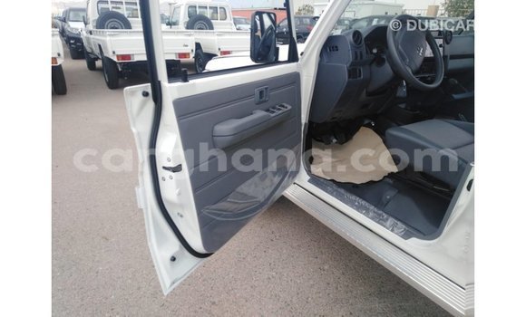 Sayi Imported Toyota Land Cruiser White Mota in Import - Dubai a Ashanti Sayi Imported Toyota Land Cruiser White Mota in Import - Dubai a Ashanti