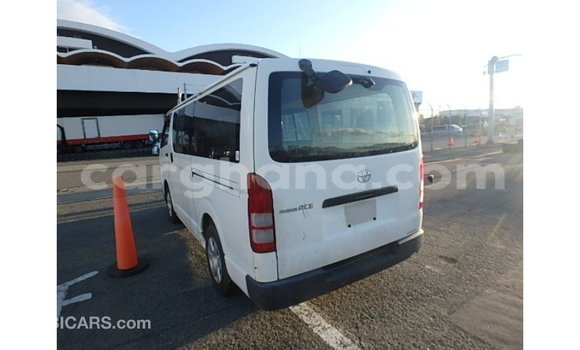Buy Import Toyota Regius White Car in Import - Dubai in Ashanti Buy Import Toyota Regius White Car in Import - Dubai in Ashanti