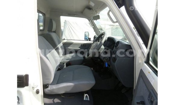 Sayi Imported Toyota Land Cruiser White Mota in Import - Dubai a Ashanti Sayi Imported Toyota Land Cruiser White Mota in Import - Dubai a Ashanti