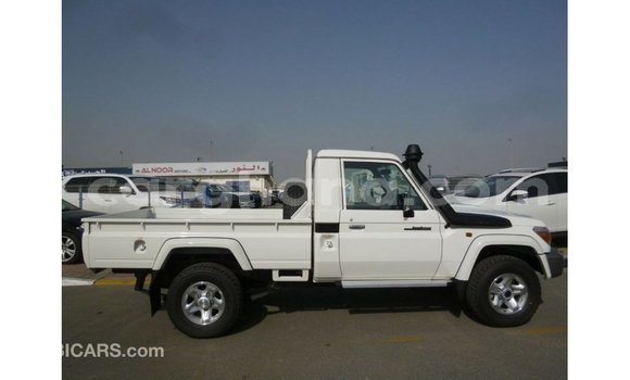 Sayi Imported Toyota Land Cruiser White Mota in Import - Dubai a Ashanti Sayi Imported Toyota Land Cruiser White Mota in Import - Dubai a Ashanti