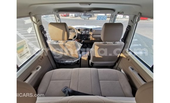 Ra Imported Toyota Land Cruiser funfun Ọkọ̀ in Import - Dubai ni Ashanti Ra Imported Toyota Land Cruiser funfun Ọkọ̀ in Import - Dubai ni Ashanti