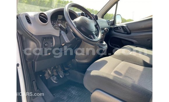 Buy Import Peugeot 604 White Car in Import - Dubai in Ashanti Buy Import Peugeot 604 White Car in Import - Dubai in Ashanti