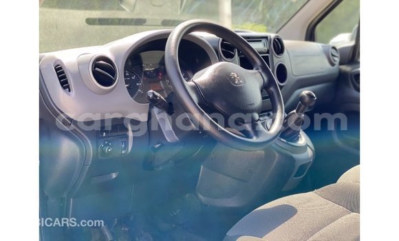 Buy Import Peugeot 604 White Car in Import - Dubai in Ashanti Buy Import Peugeot 604 White Car in Import - Dubai in Ashanti