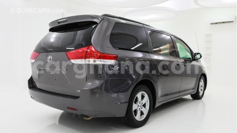 Big with watermark toyota sienna ashanti import dubai 11433