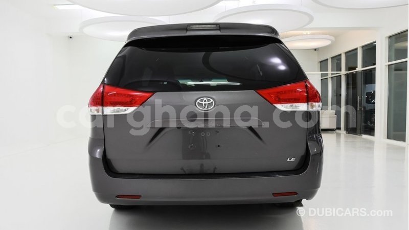 Big with watermark toyota sienna ashanti import dubai 11433