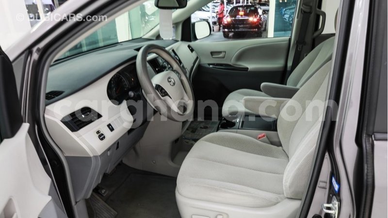 Big with watermark toyota sienna ashanti import dubai 11433