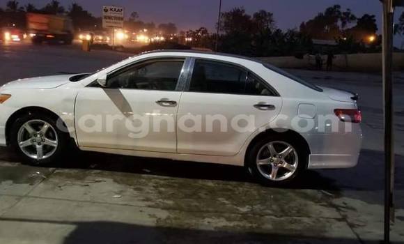 Sayi Na hannu Toyota Camry White Mota in Accra a Greater Accra Sayi Na hannu Toyota Camry White Mota in Accra a Greater Accra