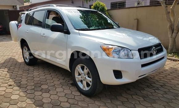 Sayi Na hannu Toyota RAV4 White Mota in Accra a Greater Accra Sayi Na hannu Toyota RAV4 White Mota in Accra a Greater Accra