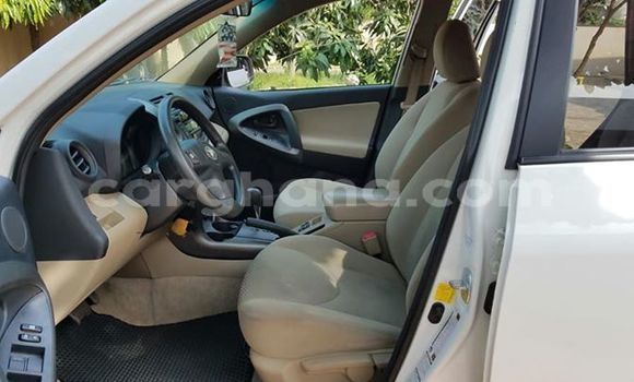 Sayi Na hannu Toyota RAV4 White Mota in Accra a Greater Accra Sayi Na hannu Toyota RAV4 White Mota in Accra a Greater Accra