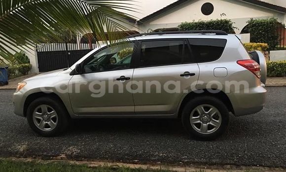 Ra Àlòkù Toyota RAV4 Silver Ọkọ̀ in Accra ni Greater Accra Ra Àlòkù Toyota RAV4 Silver Ọkọ̀ in Accra ni Greater Accra