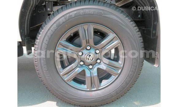 Sayi Imported Toyota Hilux White Mota in Import - Dubai a Ashanti Sayi Imported Toyota Hilux White Mota in Import - Dubai a Ashanti