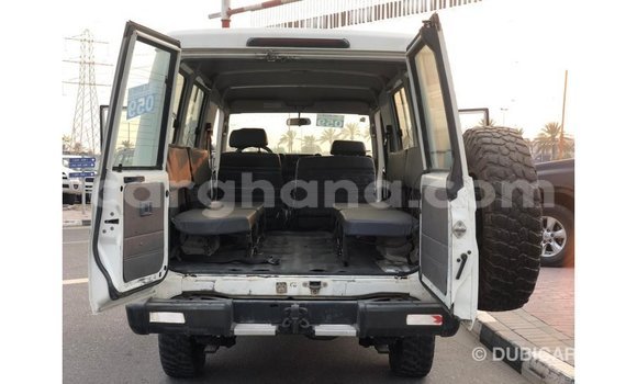Sayi Imported Toyota Land Cruiser White Mota in Import - Dubai a Ashanti Sayi Imported Toyota Land Cruiser White Mota in Import - Dubai a Ashanti