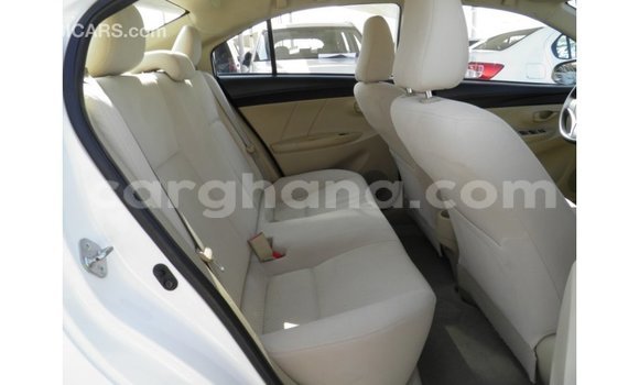 Ra Imported Toyota Yaris funfun Ọkọ̀ in Import - Dubai ni Ashanti Ra Imported Toyota Yaris funfun Ọkọ̀ in Import - Dubai ni Ashanti