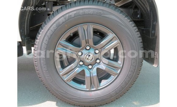 Sayi Imported Toyota Hilux White Mota in Import - Dubai a Ashanti Sayi Imported Toyota Hilux White Mota in Import - Dubai a Ashanti