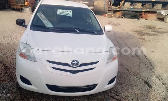 Ra Àlòkù Toyota Yaris funfun Ọkọ̀ in Accra ni Greater Accra